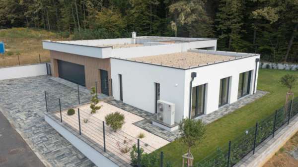 VÝNIMOČNÁ NOVOSTAVBA DOMU POD LESOM IBA 5 km OD KOŠÍC blízko GOLFOVÉHO IHRISKA, MALÁ IDA